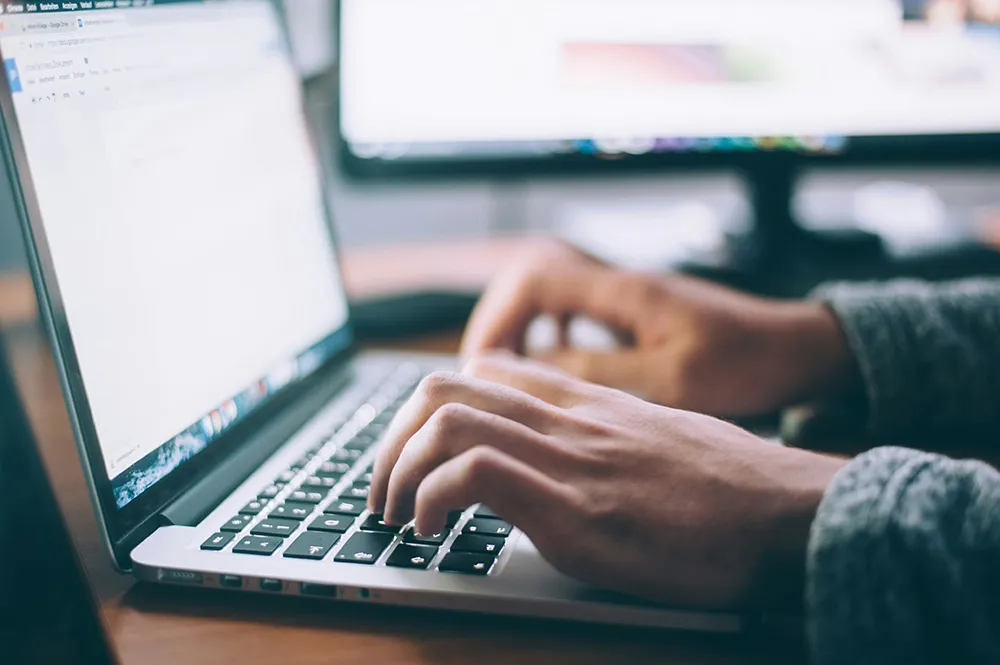 typing-copy-laptop